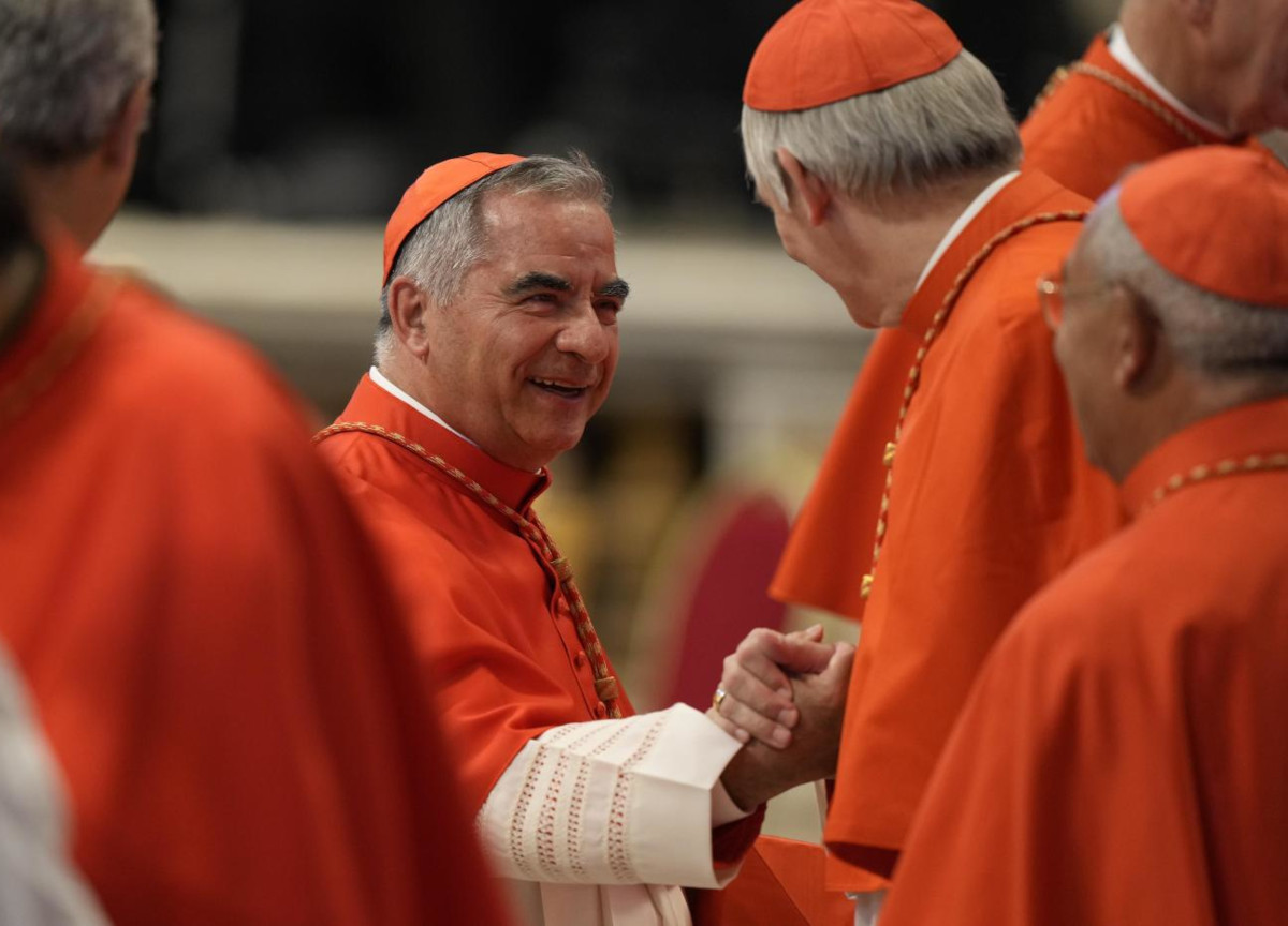 Vaticano, Becciu va da Vespa. La “dama” Marogna: “Un reato farsi mantenere?” Vaticano, Becciu va da Vespa. La “dama” Marogna: “Un reato farsi mantenere?”