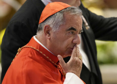 Vaticano, Becciu va da Vespa. La “dama” Marogna: “Un reato farsi mantenere?”