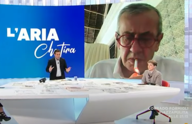 Chicco Testa si accende una sigaretta mentre è in collegamento su La7