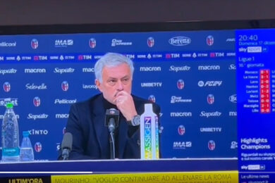 Mourinho, fuorionda Sky: “Non ha bisogno di queste leccate…”. Poi le scuse