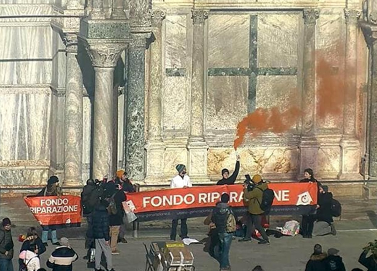 Ambiente, blitz degli attivisti di Ultima generazione: bloccata via Salaria Ambiente, blitz degli attivisti di Ultima generazione: bloccata via Salaria