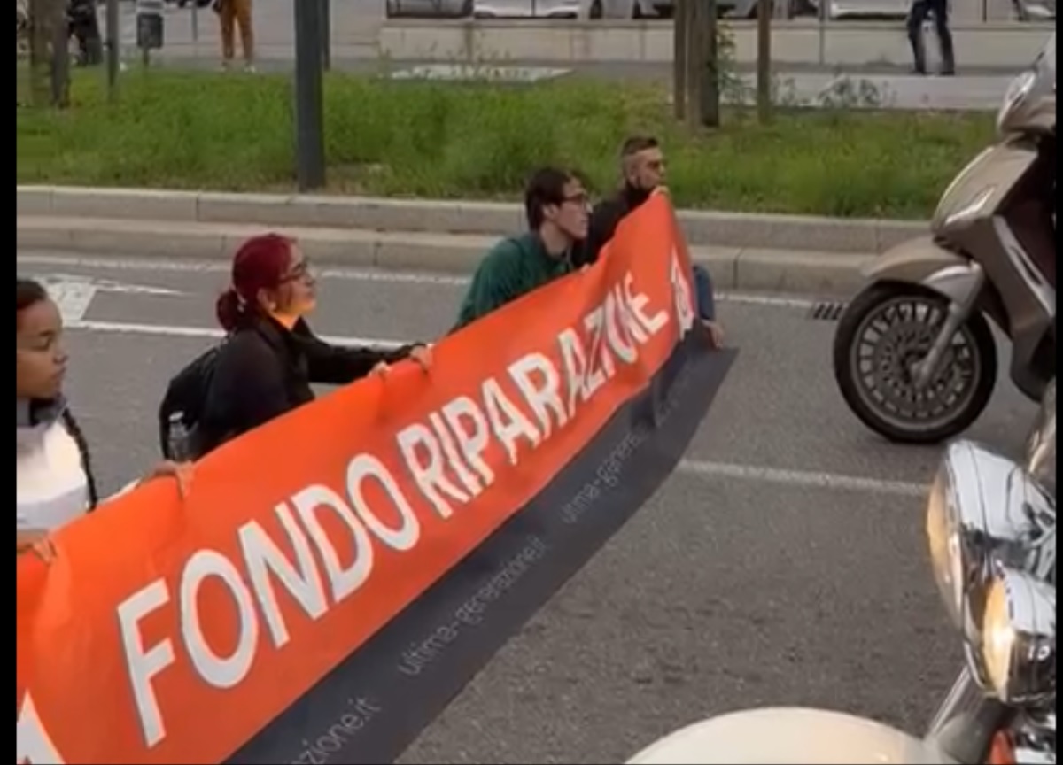 Ambiente, blitz degli attivisti di Ultima generazione: bloccata via Salaria Ambiente, blitz degli attivisti di Ultima generazione: bloccata via Salaria