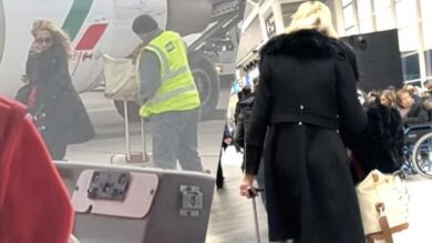 Valeria Marini, capricci sul volo Palermo-Roma: “Ha preteso due facchini”