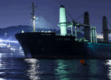 Canale di Suez, il blocco delle navi può costare all’Italia fino a 83 mld