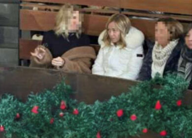 Meloni alla recita della figlia Ginevra: Giambruno a pochi metri di distanza