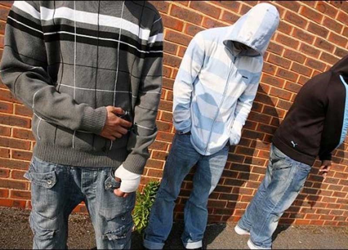 Baby gang contro due ragazzi disabili, picchiati per derubarli di cinque euro Baby gang contro due ragazzi disabili, picchiati per derubarli di cinque euro