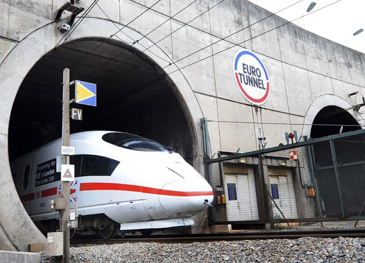 Francia, tunnel sotto la Manica chiuso per sciopero. Sospesi tutti treni Francia, tunnel sotto la Manica chiuso per sciopero. Sospesi tutti treni