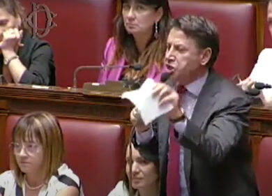 Conte urla e demolisce Meloni: “Leoni ad Atreju, agnellini in Europa”. Video