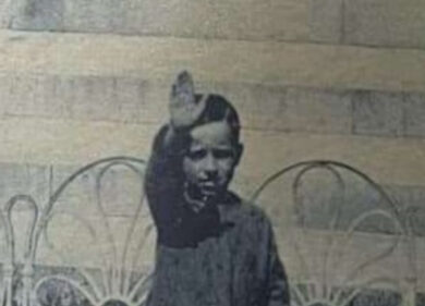 L’Aquila, “il bimbo fa il saluto romano”. Arriva la Digos per una foto d’epoca