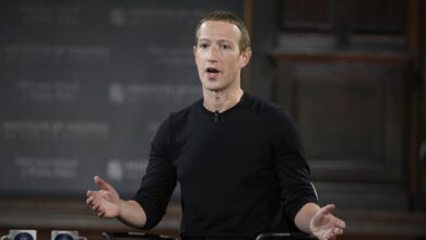 Meta, Zuckerberg taglia il 10% della forza lavoro: a casa 8.000 dipendenti. “C’è l’intelligenza artificiale”