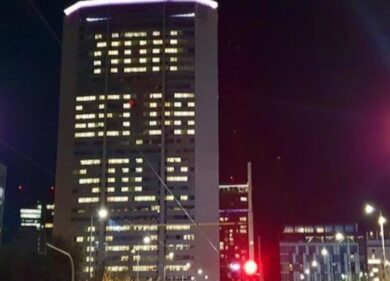 “Non sei sola”: la scritta che ha illuminato Palazzo Pirelli