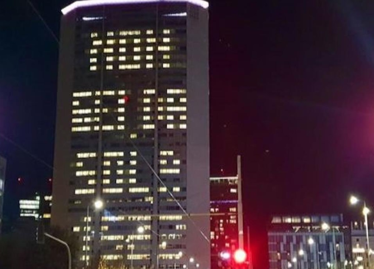 “Non sei sola”: la scritta che ha illuminato Palazzo Pirelli “Non sei sola”: la scritta che ha illuminato Palazzo Pirelli