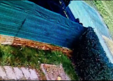 Ecco il killer di Vanessa mentre scavalca i cancelli per ucciderla. VIDEO