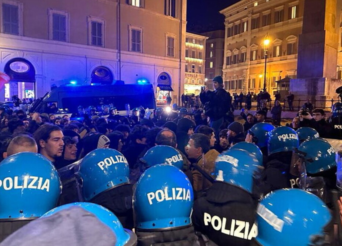 Governo, tensioni davanti alla Camera. Scontri tra studenti e polizia Governo, tensioni davanti alla Camera. Scontri tra studenti e polizia