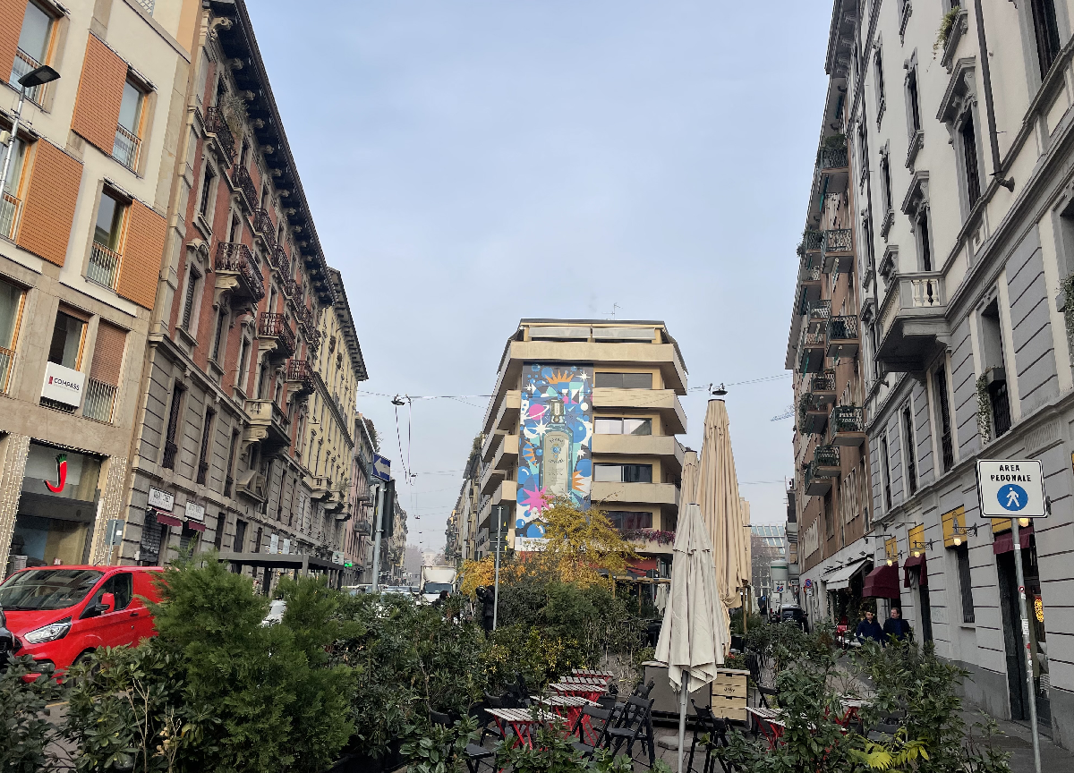 Street art, Bombay Sapphire tinge di blu Milano con la nuova campagna