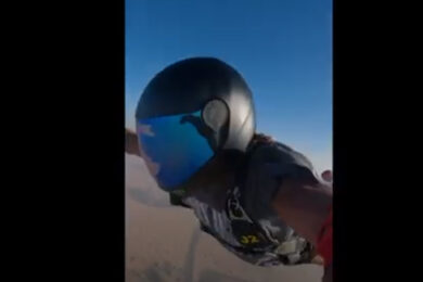 Lewis Hamilton si lancia col paracadute: immagini spettacolari della star F1