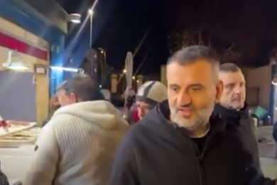 Sindaco di Bari Antonio Decaro al mercato per la spesa di Natale. Video