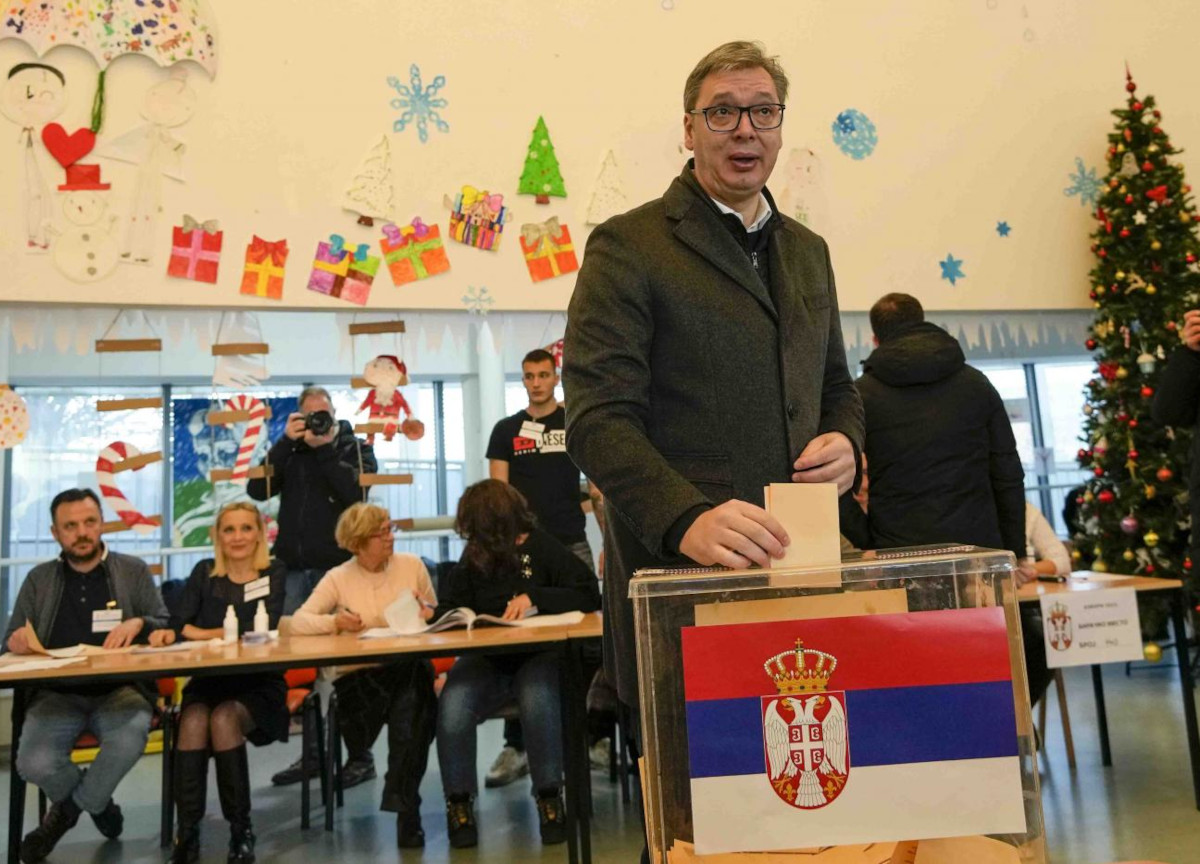 Serbia, le opposizioni cercano di entrare in Municipio: manganellate e scontri Serbia, le opposizioni cercano di entrare in Municipio: manganellate e scontri