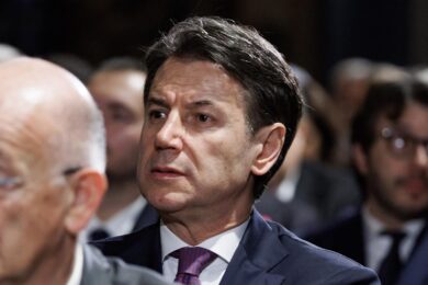 Patto, da Conte veleno su Meloni: “Ha chinato la testa a Parigi e Berlino”