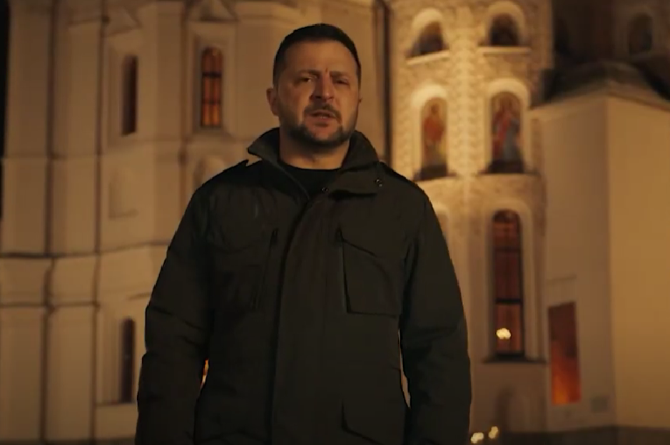 Zelensky celebra il Natale per la prima volta il 25 dicembre: video di auguri Zelensky celebra il Natale per la prima volta il 25 dicembre: video di auguri