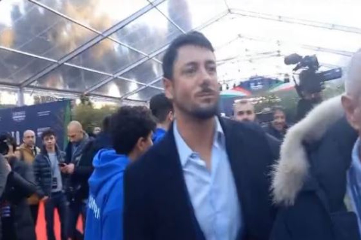 Meloni, il perdono di Natale. Lei, Giambruno e Ginevra insieme in aereo Meloni, il perdono di Natale. Lei, Giambruno e Ginevra insieme in aereo