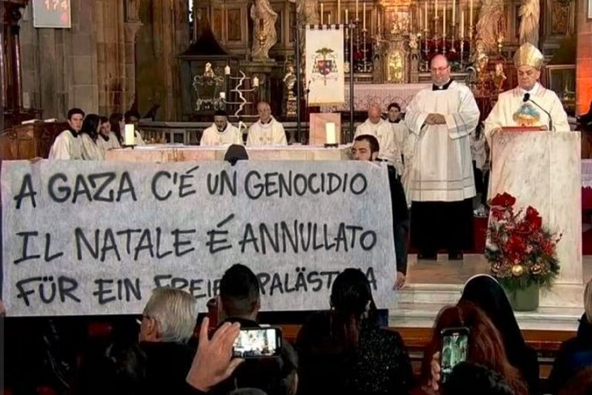 Bolzano, attivisti pro Palestina interrompono la messa di Natale Bolzano, attivisti pro Palestina interrompono la messa di Natale