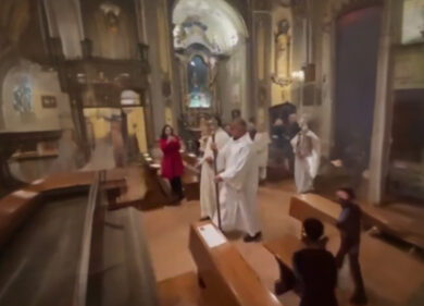 Jean Alesi, l’ex pilota della Ferrari chierichetto alla messa di Natale. Video