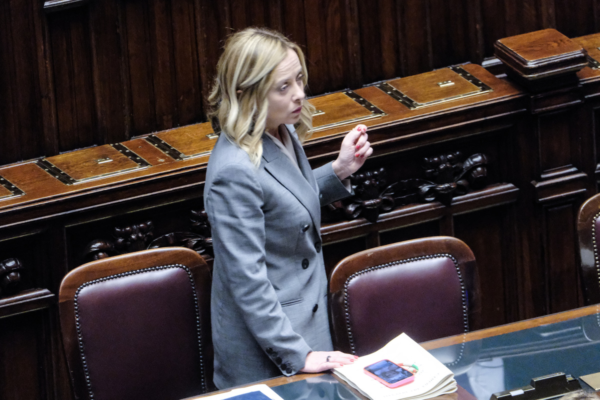 Meloni fugge dai giornalisti, sicuri che è influenza? Il no al Mes crea guai Meloni fugge dai giornalisti, sicuri che è influenza? Il no al Mes crea guai