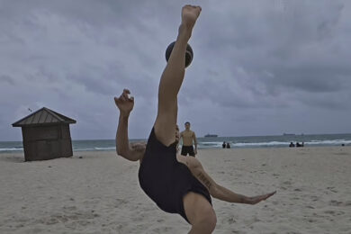 Ibrahimovic, rovesciata di Natale: Zlatan show in spiaggia a Miami. Video