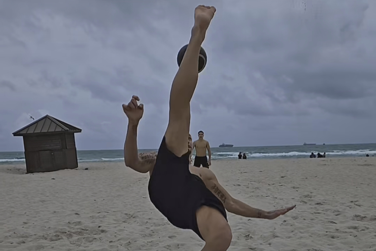 Ibrahimovic, rovesciata di Natale: Zlatan show in spiaggia a Miami. Video Ibrahimovic, rovesciata di Natale: Zlatan show in spiaggia a Miami. Video