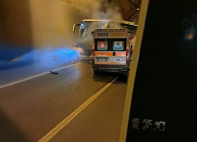 Urbino, ambulanza si scontra contro un pullman e prende fuoco: tre vittime