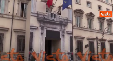 Imbrattato nella notte il portone di Palazzo Chigi con una scritta rossa