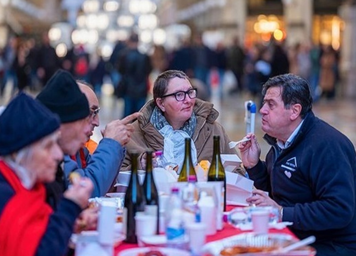 Milano, il pranzo di Natale dei clochard in Galleria sgomberato dai vigili Milano, il pranzo di Natale dei clochard in Galleria sgomberato dai vigili