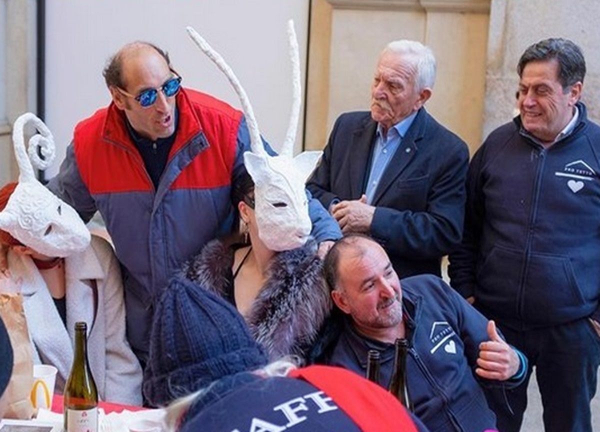 Milano, il pranzo di Natale dei clochard in Galleria sgomberato dai vigili Milano, il pranzo di Natale dei clochard in Galleria sgomberato dai vigili