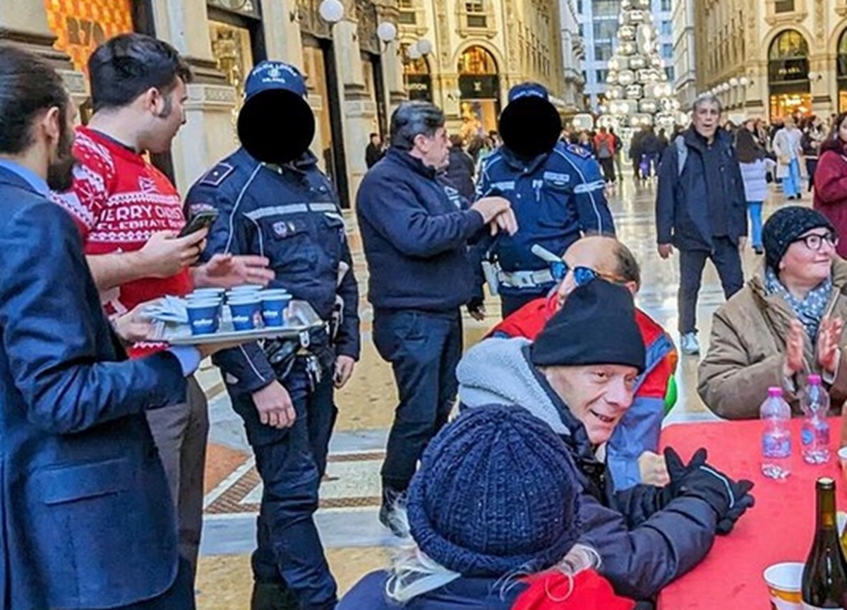 Milano, il pranzo di Natale dei clochard in Galleria sgomberato dai vigili Milano, il pranzo di Natale dei clochard in Galleria sgomberato dai vigili