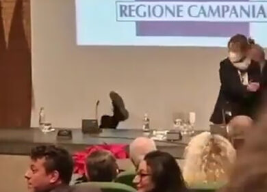 Campania, il capitombolo di De Luca durante il brindisi di fine anno