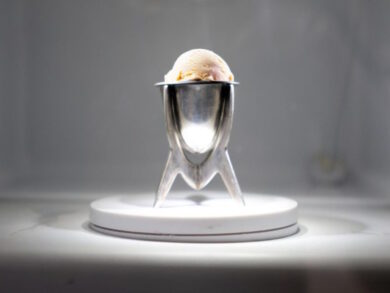 Nasce il primo gelato creato dalla plastica riciclata con enzimi e batteri