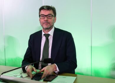 Giorgetti: “Patto di stabilità? Recessivo, un caos totale”. Ma lo ha firmato