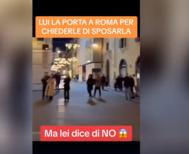 “Non me l’aspettavo”: la proposta di matrimonio in ginocchio finisce malissimo