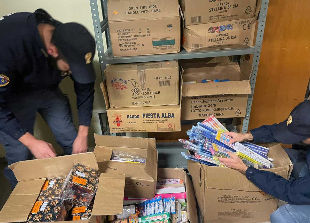 Botti di Capodanno, cinesi scatenati: 3 denunce, sequestro di mega batterie Botti di Capodanno, cinesi scatenati: 3 denunce, sequestro di mega batterie