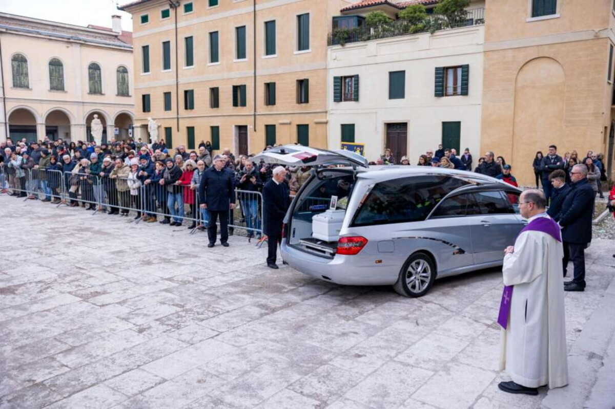 Funerali Vanessa Ballan, l’ultimo addio a Castelfranco Veneto. Le foto Funerali Vanessa Ballan, l’ultimo addio a Castelfranco Veneto. Le foto