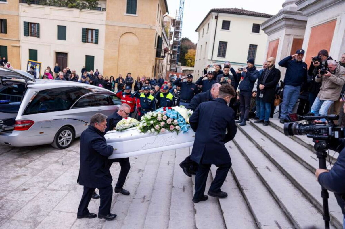Funerali Vanessa Ballan, l’ultimo addio a Castelfranco Veneto. Le foto Funerali Vanessa Ballan, l’ultimo addio a Castelfranco Veneto. Le foto