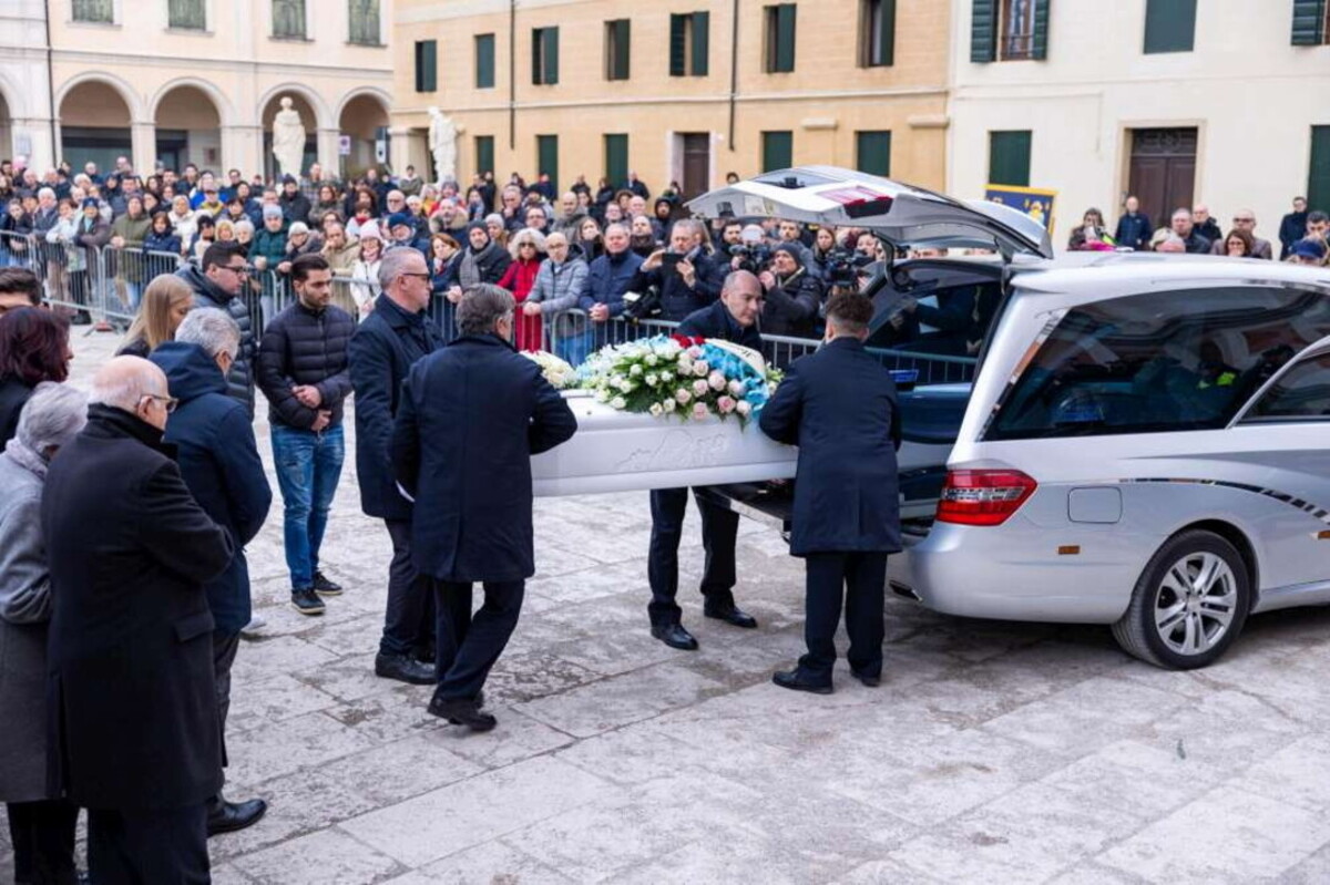 Funerali Vanessa Ballan, l’ultimo addio a Castelfranco Veneto. Le foto Funerali Vanessa Ballan, l’ultimo addio a Castelfranco Veneto. Le foto