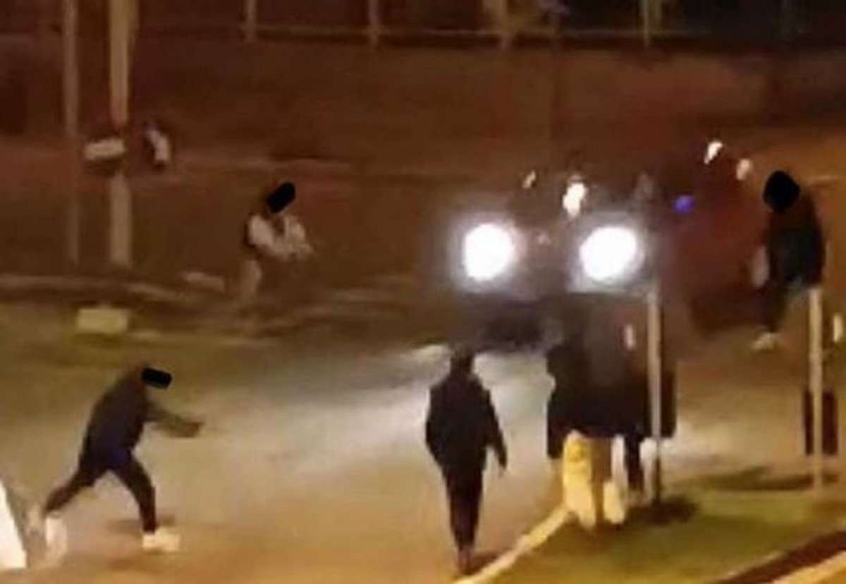 Giovani fingono di buttarsi sotto auto in corsa: non esclusa la sfida social Giovani fingono di buttarsi sotto auto in corsa: non esclusa la sfida social