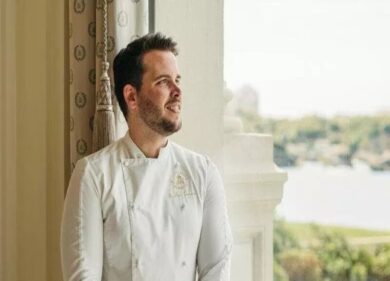 “Aiuto cuoco legato nudo a una sedia e umiliato”, licenziato chef stellato