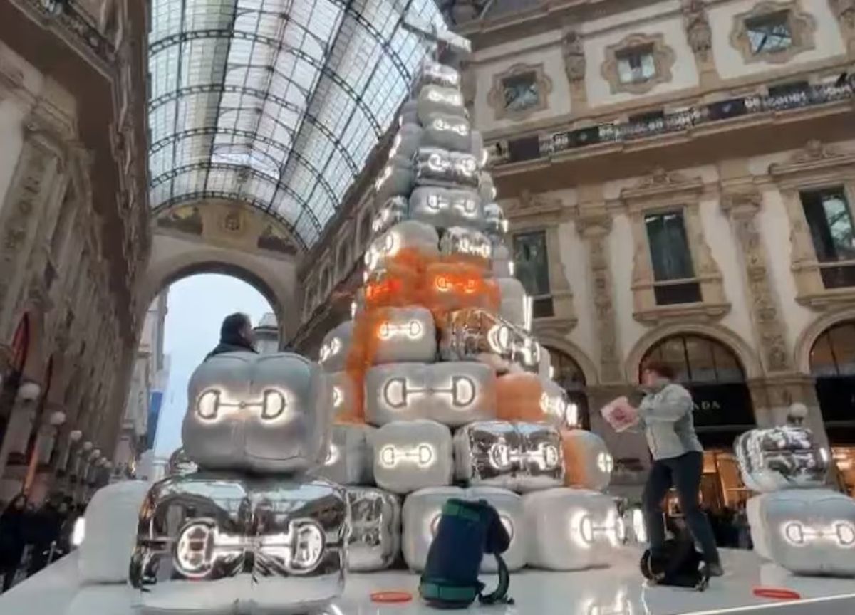 Ultima generazione: blitz all’albero di Gucci in Galleria, 4 denunciati Ultima generazione: blitz all’albero di Gucci in Galleria, 4 denunciati