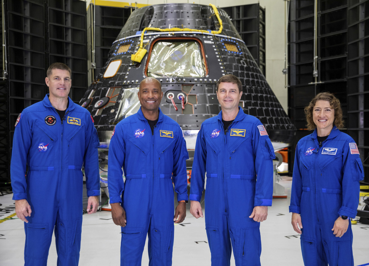 Si torna sulla Luna nel 2024, la Nasa si affida a una donna e tre uomini