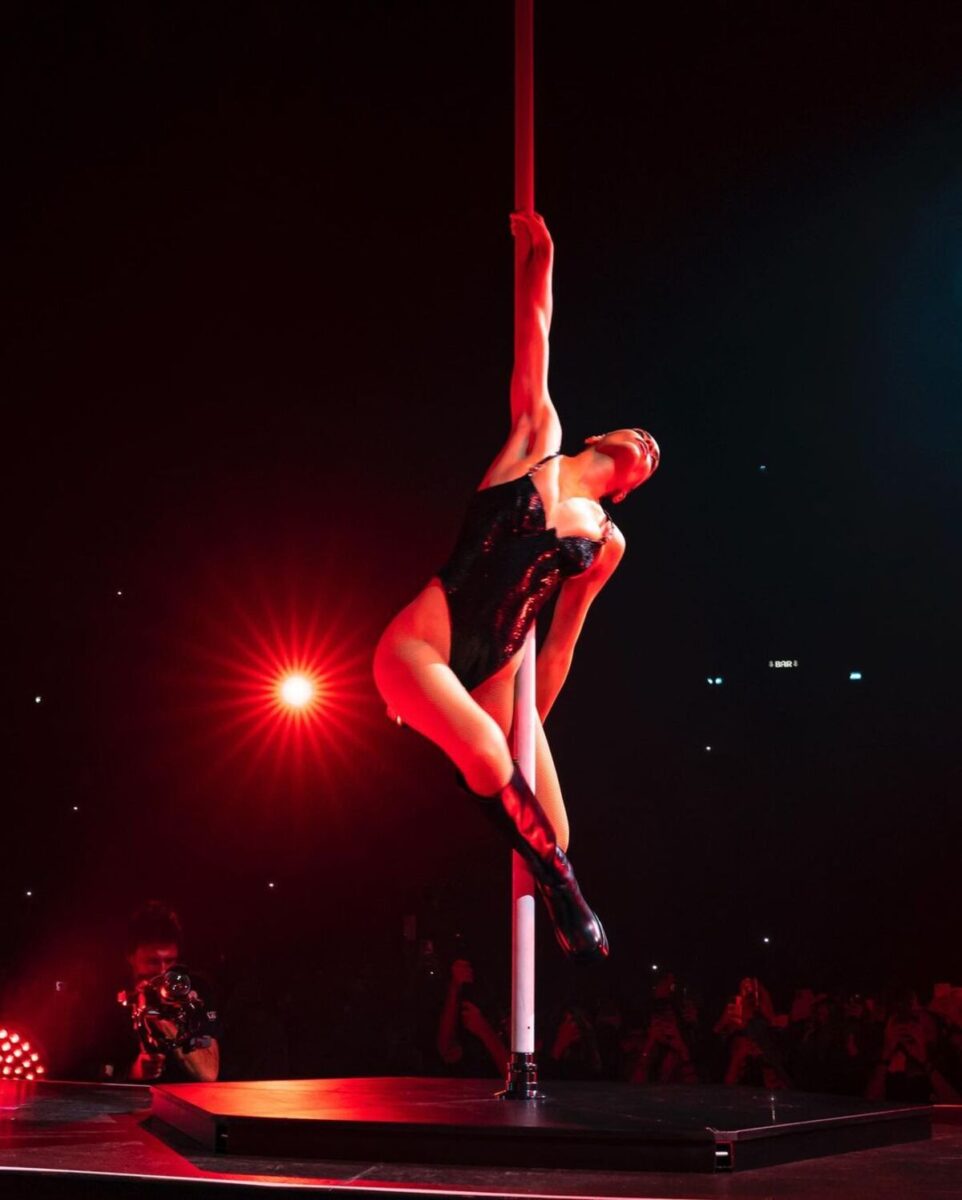 Elodie protagonista a Capodanno. Foto della cantante che lasciano senza fiato