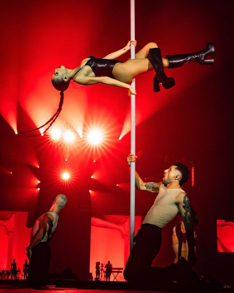 Elodie protagonista a Capodanno. Foto della cantante che lasciano senza fiato