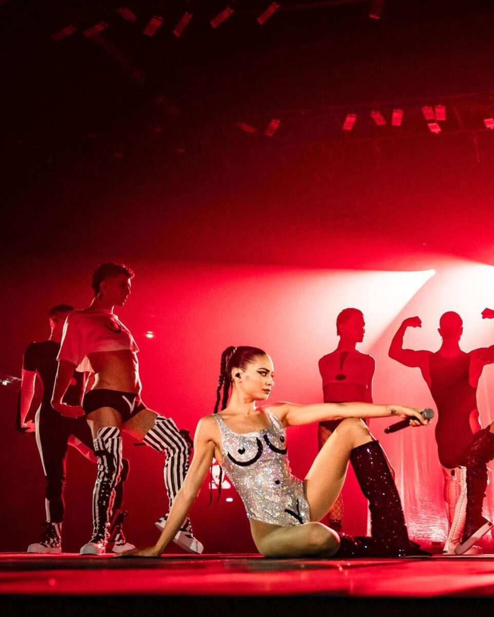 Elodie protagonista a Capodanno. Foto della cantante che lasciano senza fiato